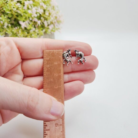 Vintage Native American Signed Kokopelli 925 Sterling Small Dainty Stud Earrings - Picture 3 of 4